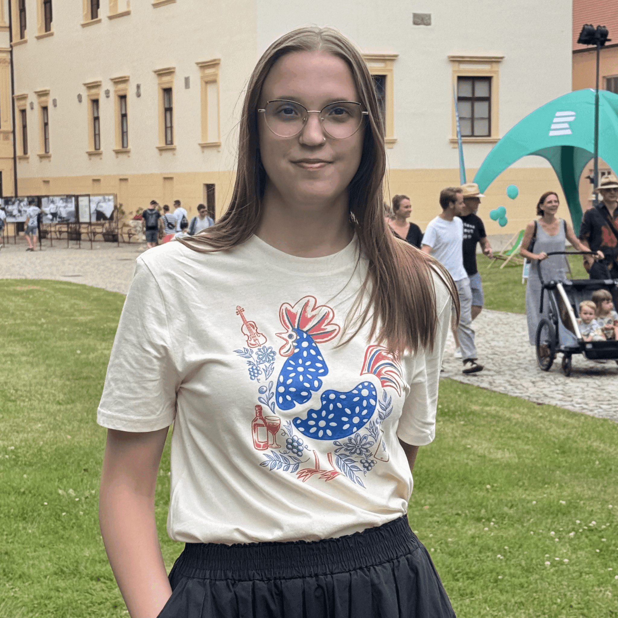 Folklore T-shirt with a cockerel, worn by a model